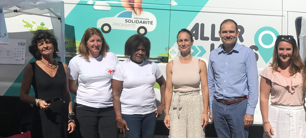  Isabelle Champmoreau, lors du lancement du dispositif « Aller vers » à Boulouparis, aux côtés notamment du maire de la commune, Pascal Vittori, de la Croix-Rouge et des associations partenaires. 